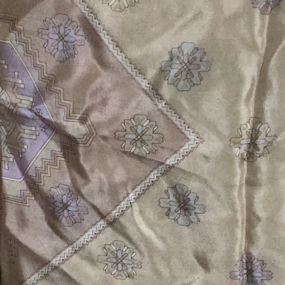 100 % Silk delicate scarf Made in Japan 26 inch square - Picture 2 of 12